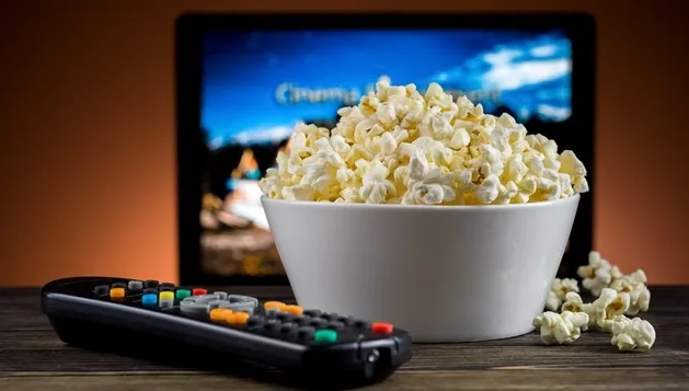 sala com tv ao fundo e pipoca